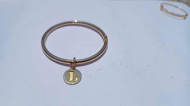 Puñera bangle de oro de 18k con dije de iniciales